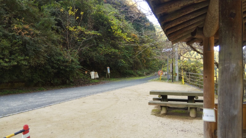 休憩所からみえる参道入り口