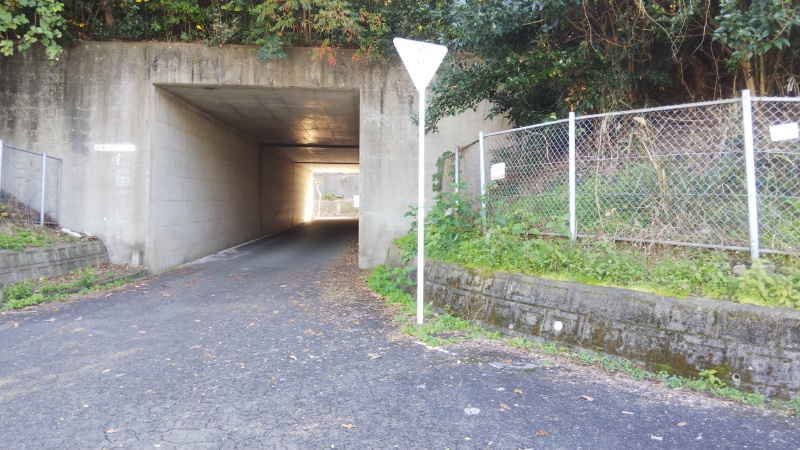 高速道路下のトンネル