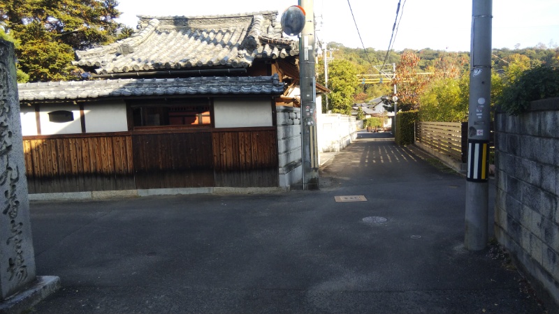 観音寺前の道