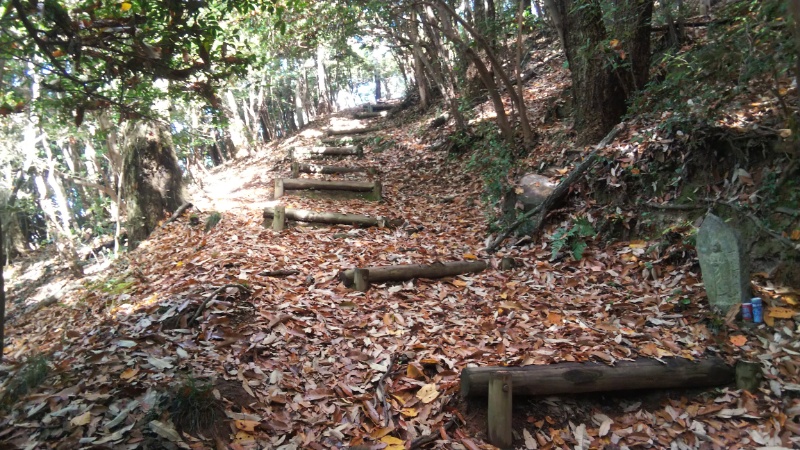 根香寺へ続く坂道